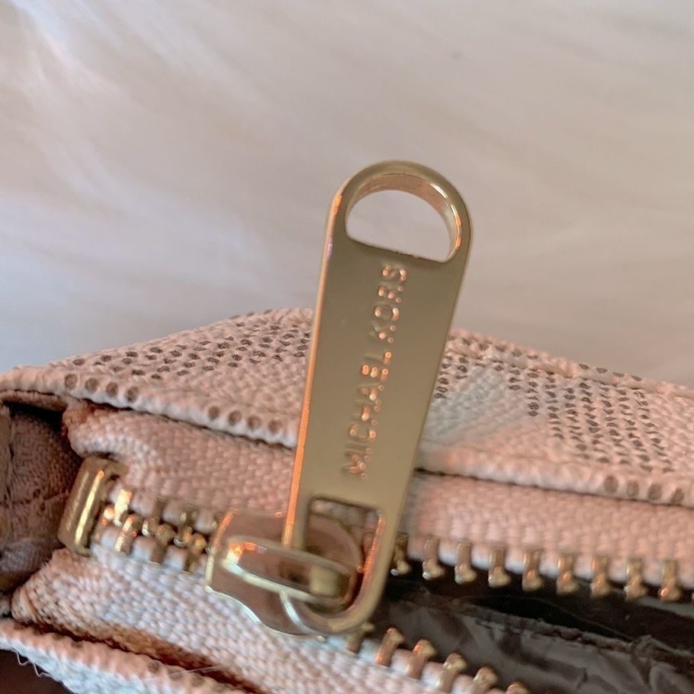 MICHEAL KORS FASHION WRISTLET - Picture 13 of 16